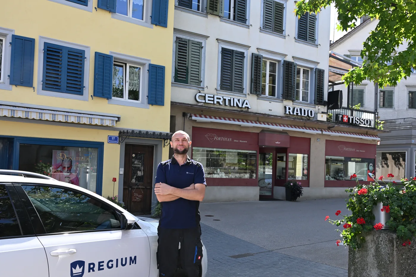 Schädlingsbekämpfer von REGIUM Schädlingsmanagement vor dem Einsatzfahrzeug