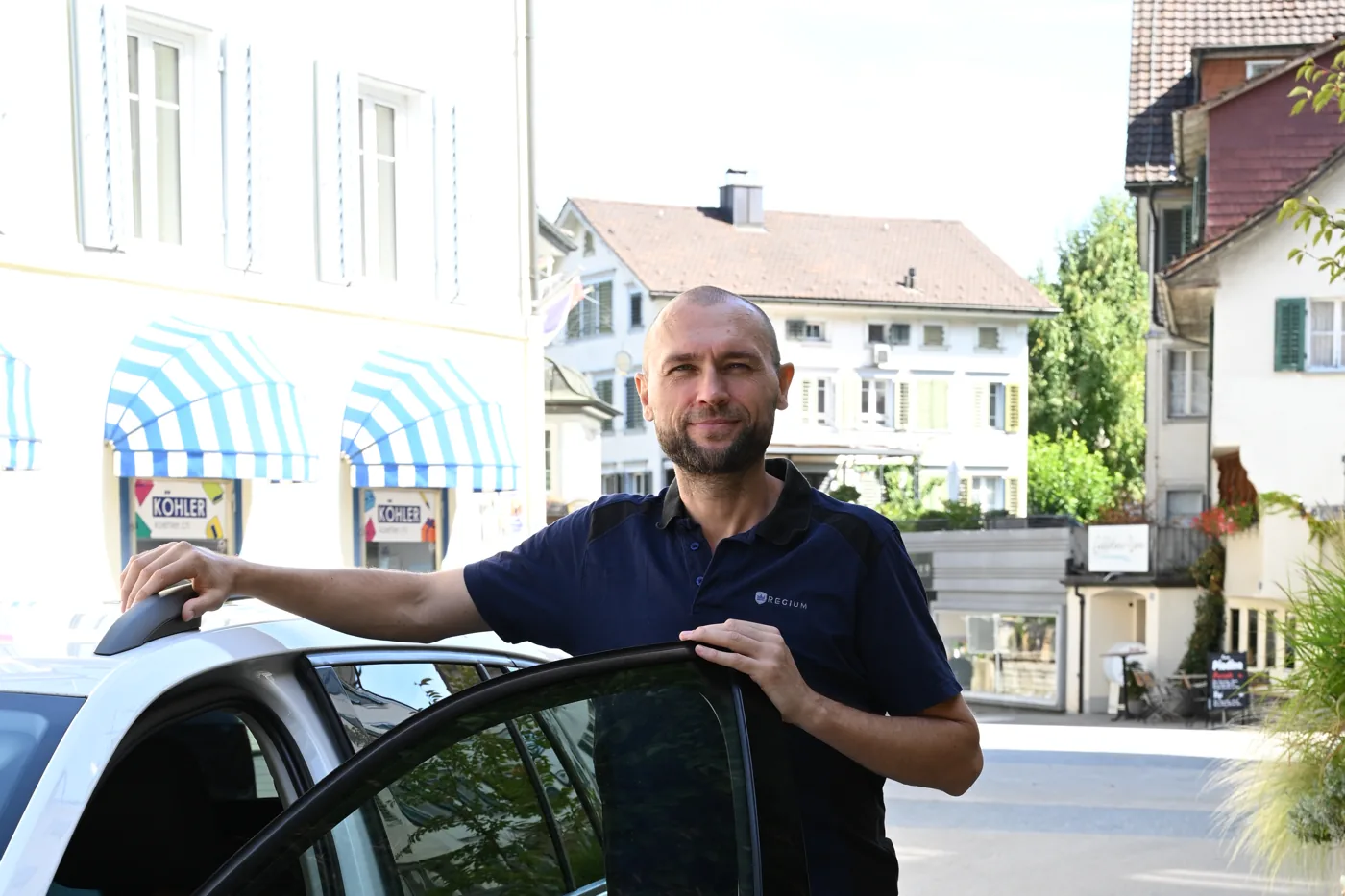 Inhaber von REGIUM Schädlingsmanagement am Einsatzfahrzeug in Richterswil